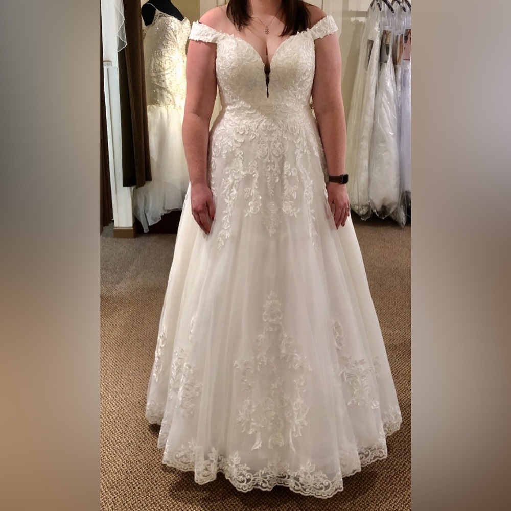 Elegant White Lace Wedding Dress